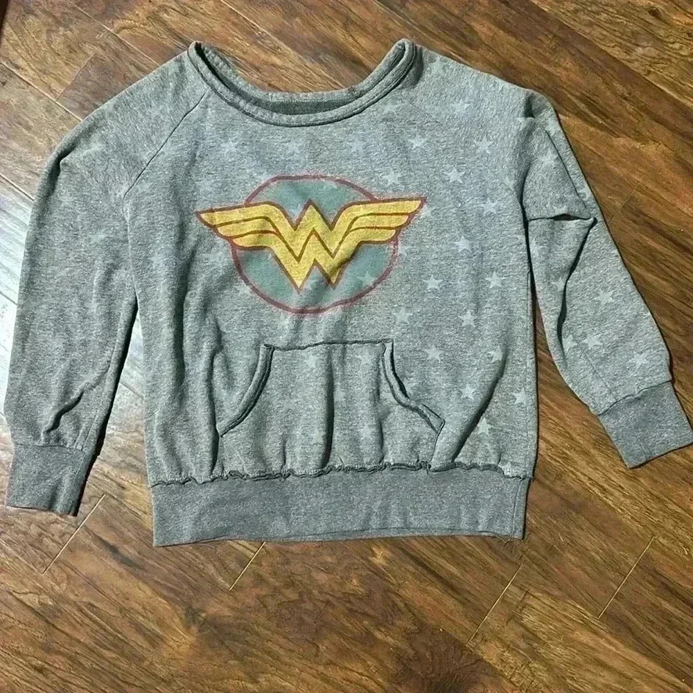 Vintage Wonder Woman DC Comics Six Flags Sweatshirt - Picture 2 of 9